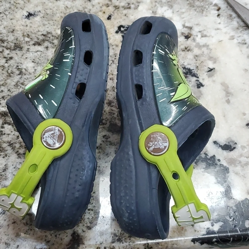 Crocs Star Wars Yoda size 6 To 7C shoes